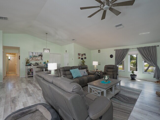 Building Photo - "Spacious 3-Bed Sanctuary with 3.5 Baths in Charming Port Charlotte!"