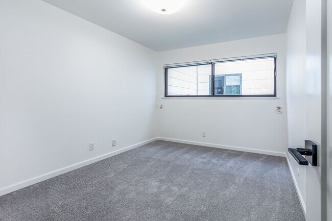 Building Photo - 350 26th Ave