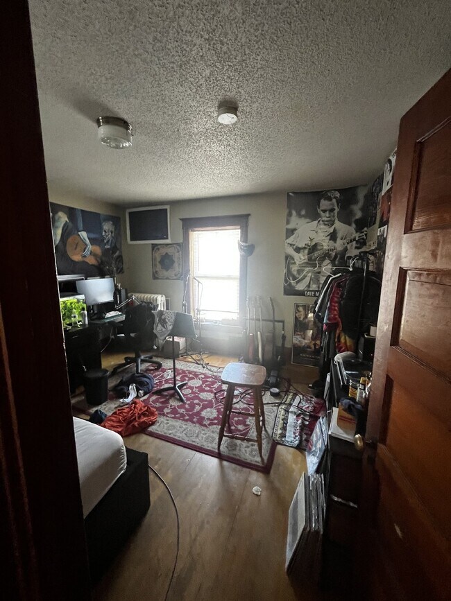Building Photo - Cozy 4 Bed 1 Bath near UWEC!