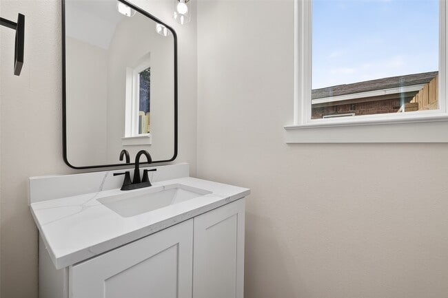 Building Photo - 5523 Haight St