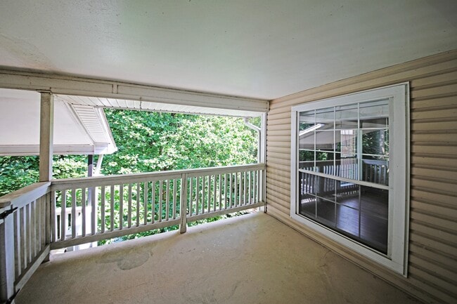 Building Photo - Updated top floor 2br with vaulted ceilings, two balconies and treed views!