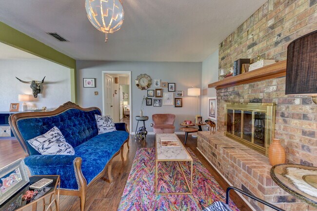 Building Photo - 210 Live Oak Dr