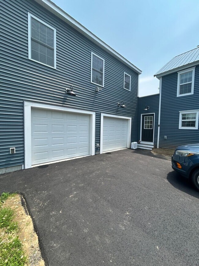 Building Photo - PRICE REDUCTION - Beautiful renovated 5 be...