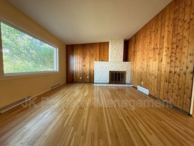 Building Photo - 1015 Carlos Dr