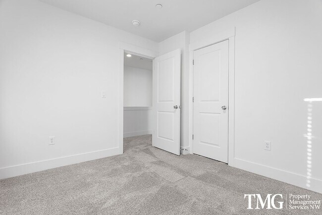 Building Photo - 977 Creer Way