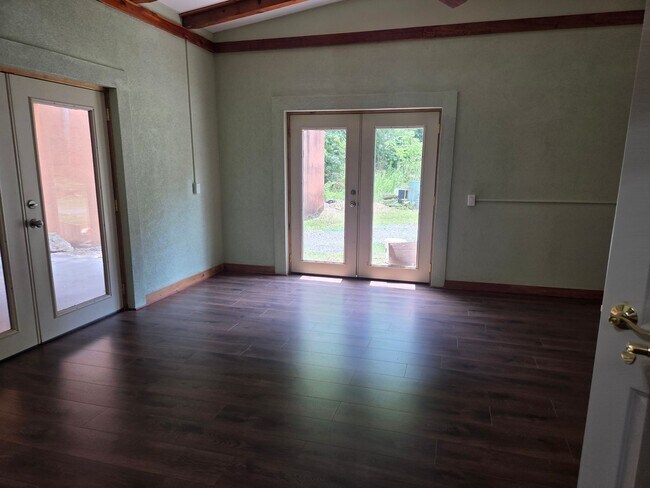 Building Photo - 1 bedroom 1 bath studio apartment