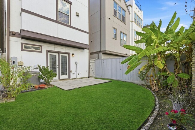 Building Photo - 819 Algona Ave