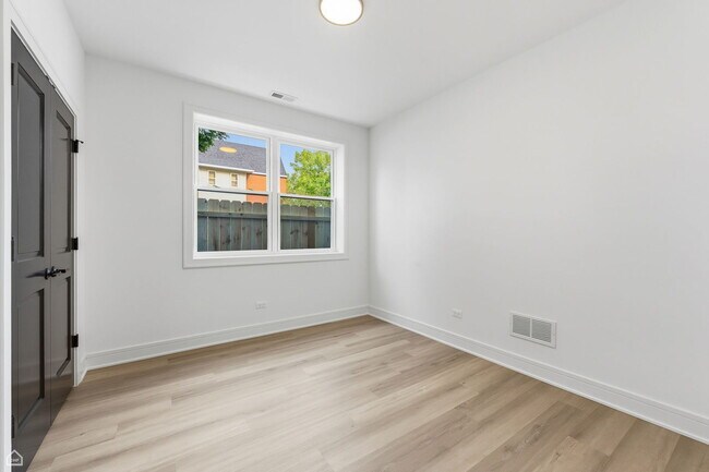 Building Photo - 3902 S Lake Park Ave