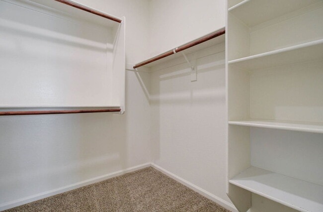 Building Photo - 1106 E Regent Dr