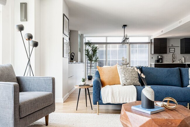 Building Photo - Gorgeous 2 Bedroom 2 Bathroom Condo in Low...