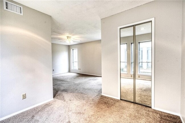 Building Photo - Large single story home in Bedford