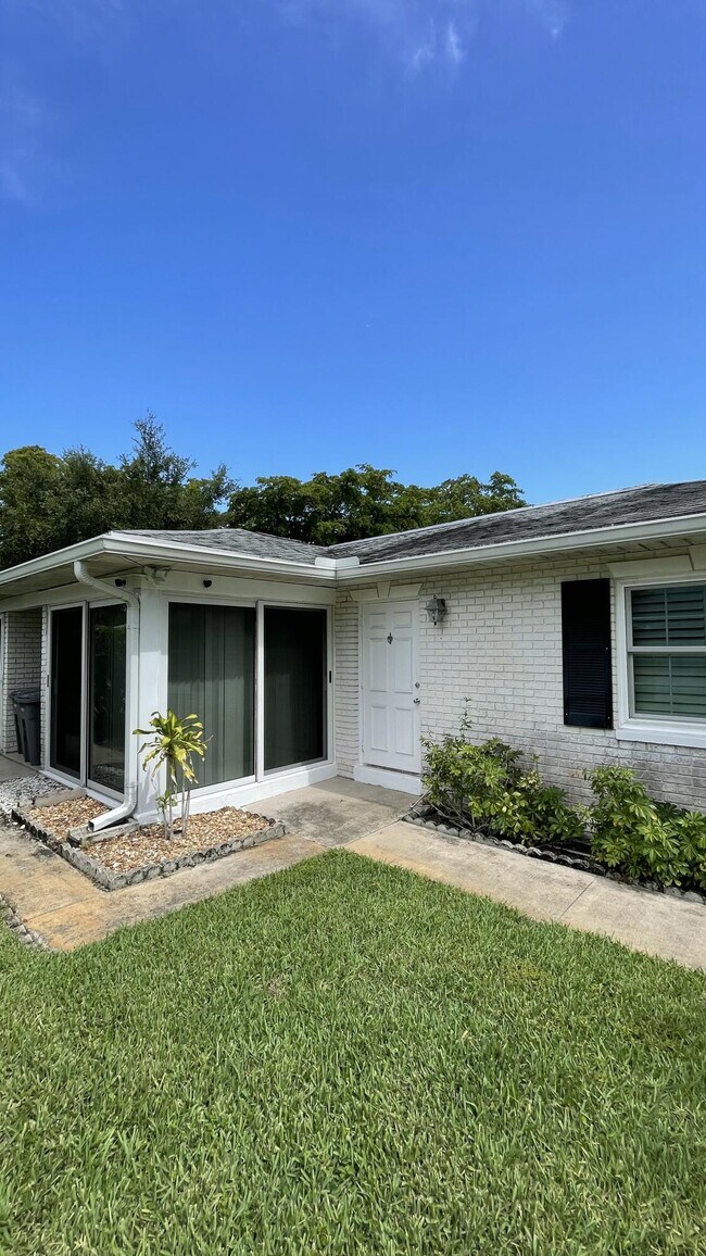 Building Photo - 10140 S 44th Dr