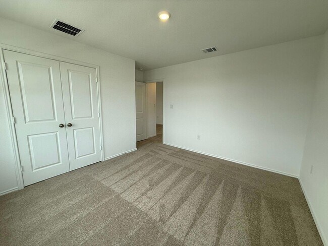 Building Photo - 519 Vantage Dr