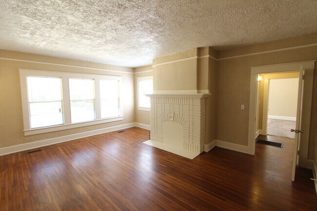 Building Photo - Cute! Cute! Cute! That's the best way to describe this 3 Bedroom 1 Bath charmer.
