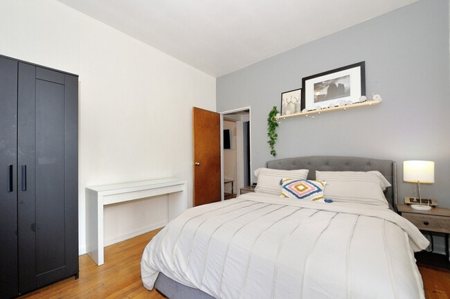 Building Photo - 201 E 89th St