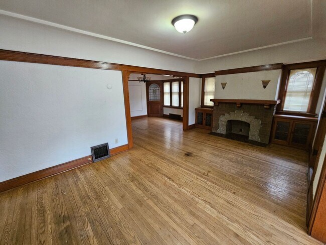 Building Photo - Cozy Single-family Home