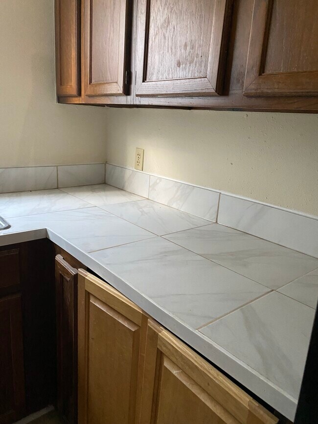 Kitchen Countertop - 14448 Bonham St