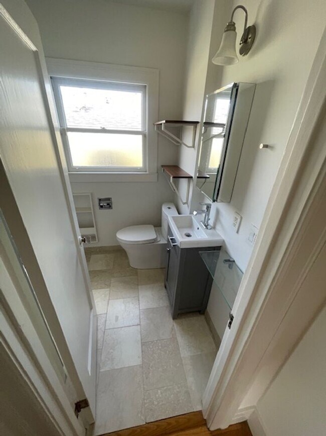 Building Photo - Great House in Oakland! 2 Beds, 1 Bath