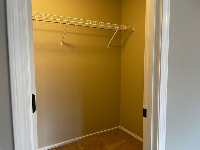 Building Photo - HALF MONTH FREE OF RENT Spacious 5 Bedroom Home! Granite Counters! Pet friendly! Tons of Room for...