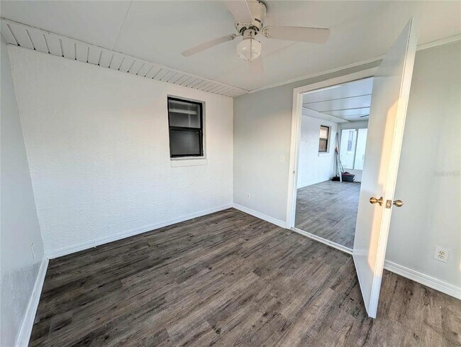 Building Photo - 1511 SW Shorewood Dr