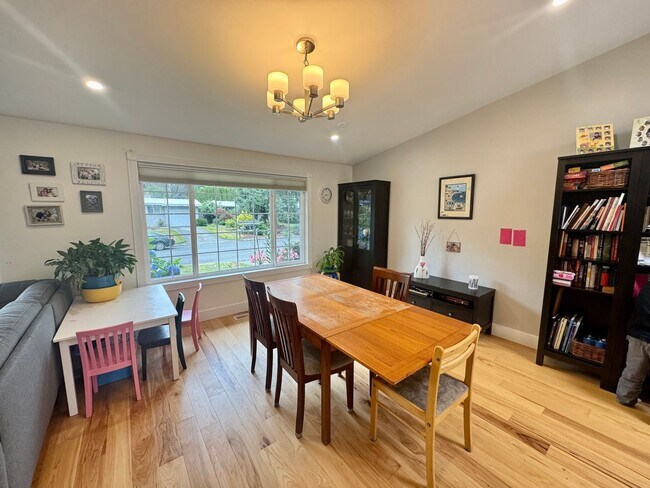 Building Photo - Fantastic Rambler in Lake Hills with A/C!