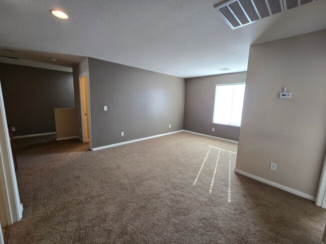 Building Photo - An Amazing 3 Bedroom Home in South East Las Vegas.