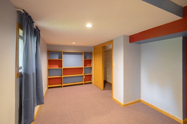 Building Photo - Large Single Family Home for Rent!