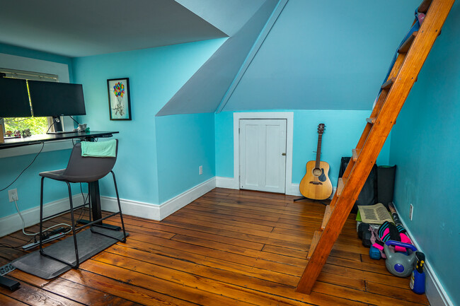 3rd Story Room - with Work Desk - 383 W Hubbard Ave