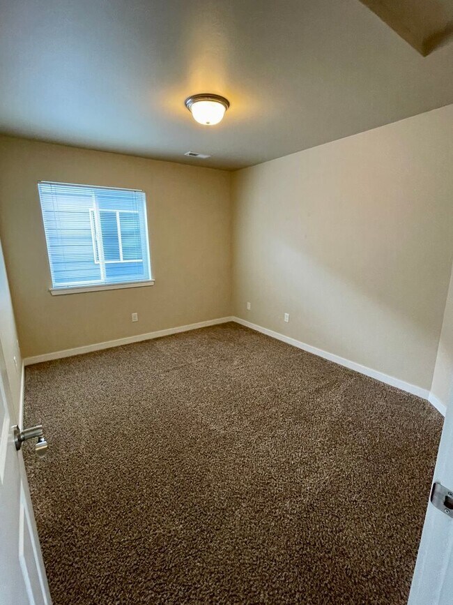 Building Photo - 3 Bedroom 2.5 Bathroom Townhome in Cordata...