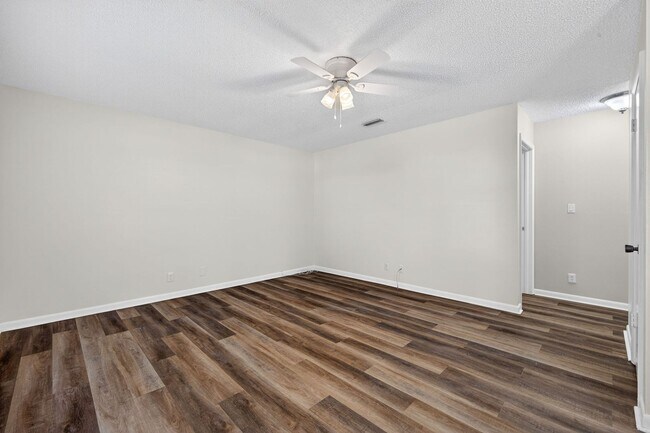 Building Photo - Cozy unfurnished, 2 Bedroom, 1 Bathroom, Condo