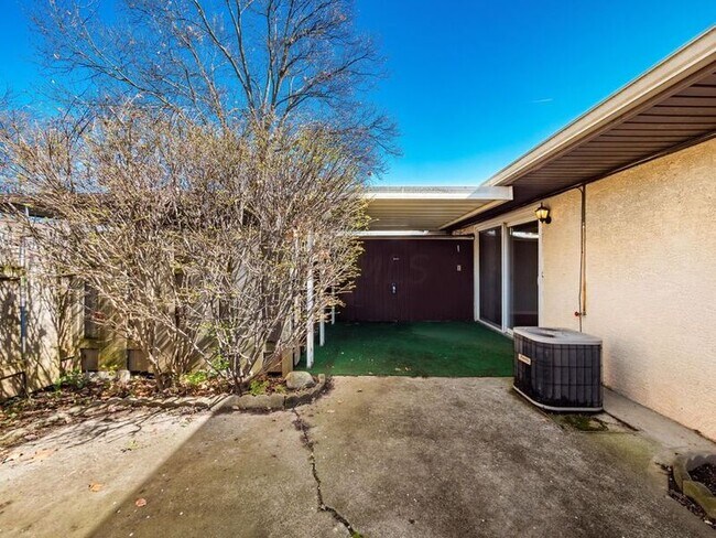 Building Photo - 2324 Woodbrook Cir N