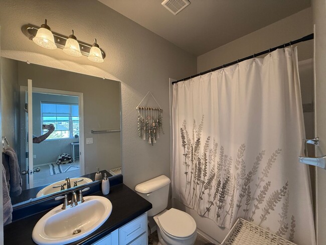 Building Photo - Gorgeous 2 Bed 3 Bath Townhome Right off the Powers Corridor!!