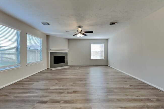 Building Photo - 31110 Silver Village Dr