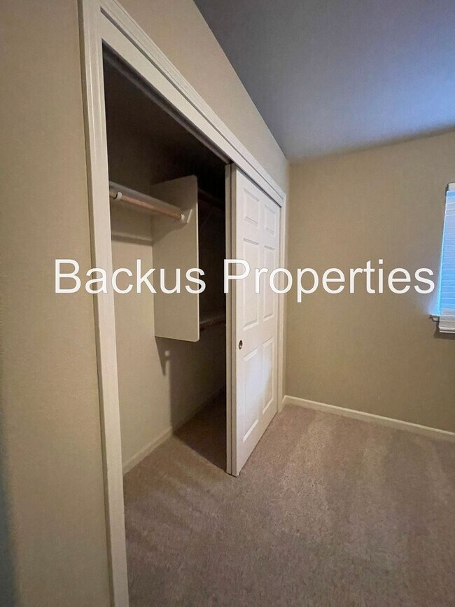 Building Photo - Stunning Three Bedroom in North Salinas  (...