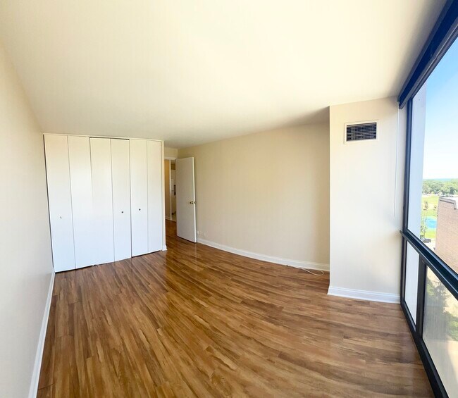 Building Photo - 4343 N Clarendon Ave