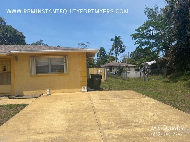 Building Photo - Very Spacious 1/1 Duplex with fenced in ba...