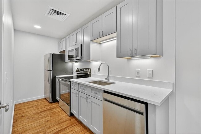 Building Photo - 1624 Lonsdale Ave