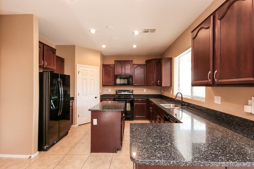 Building Photo - 6303 S 43rd Dr