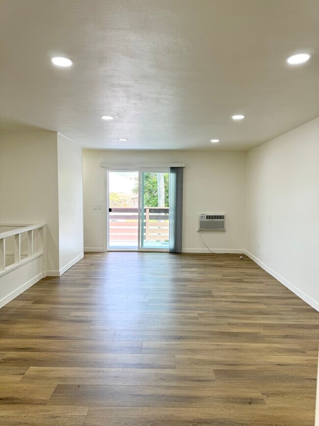 Building Photo - 440 W Orangewood Ave