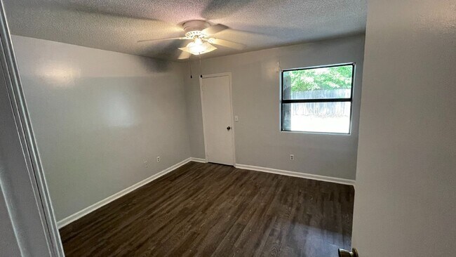 Building Photo - Apartment For Rent