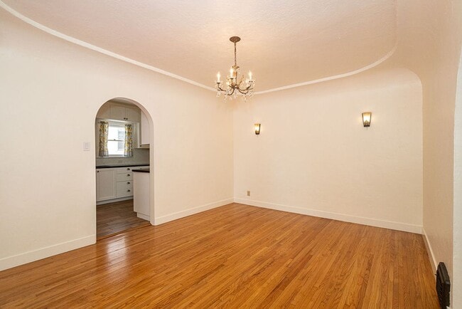Building Photo - 1221 S Sycamore Ave