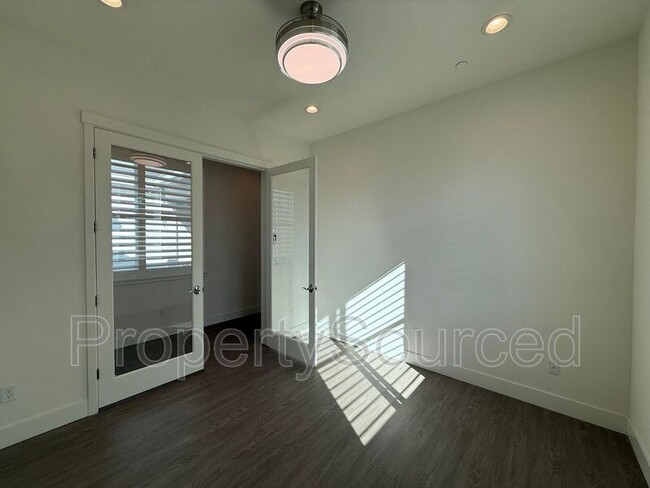 Building Photo - 1136 Crescent Ave