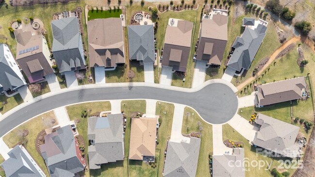 Building Photo - 305 Hemlock Bluff Ct