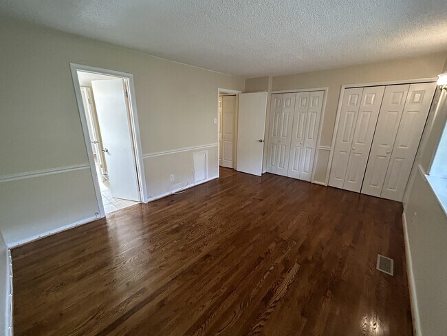 Building Photo - 3095 Hawthorne Dr NE