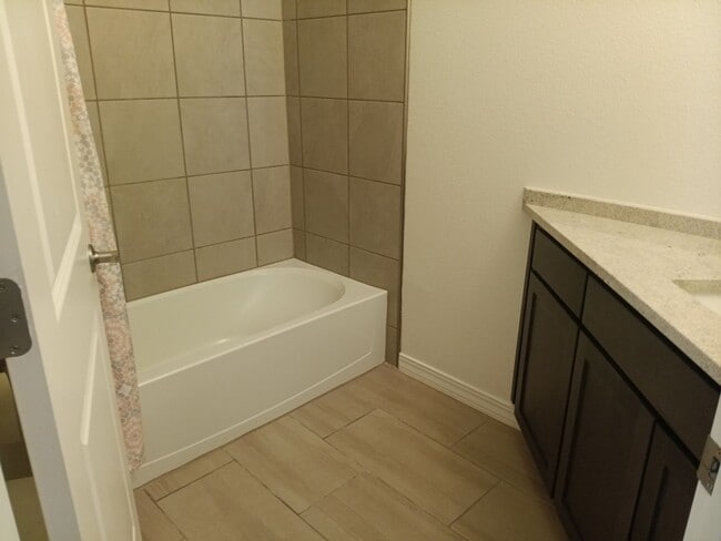 Building Photo - 3 Bedroom, 2 Bathroom Home! Schedule a Sho...