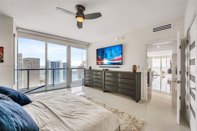 Building Photo - 495 Brickell Ave