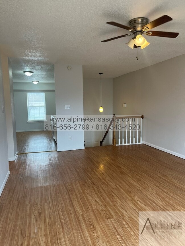 Building Photo - Spacious Gladstone Duplex, Corner Lot, 2 Car Garage!