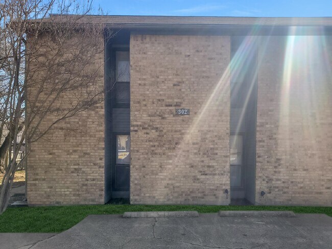 Building Photo - 302 Manuel Dr