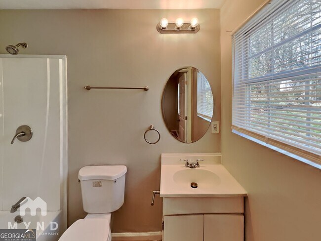 Building Photo - 450 Fairburn Rd NW