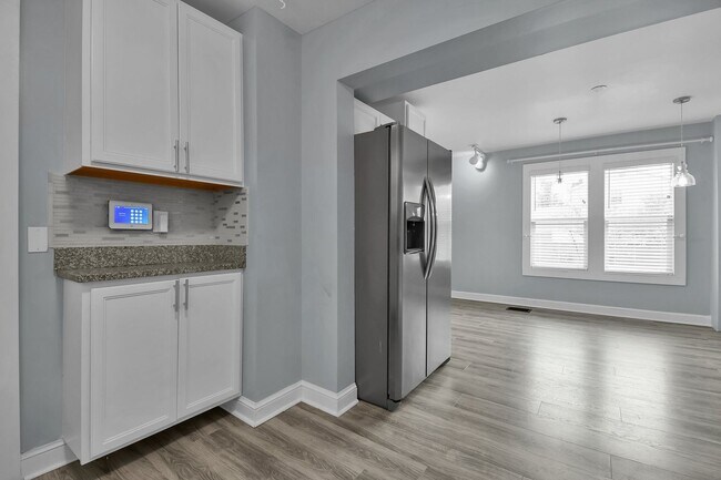 Building Photo - 626 E Jenkins Ave